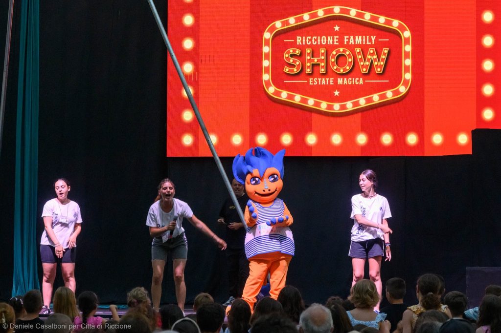 Scopri di più sull'articolo Riccione, piazzale Ceccarini si trasforma: torna la magia del circo-teatro