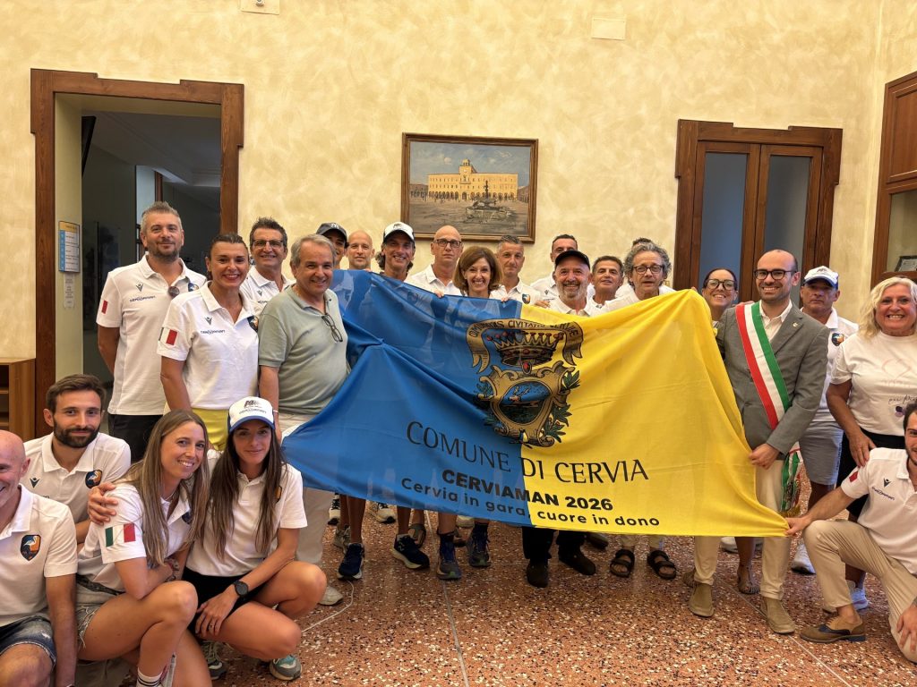 Scopri di più sull'articolo Cervia affida i suoi colori agli atleti dell’Ironman: consegnata la bandiera cittadina ai Cerviaman