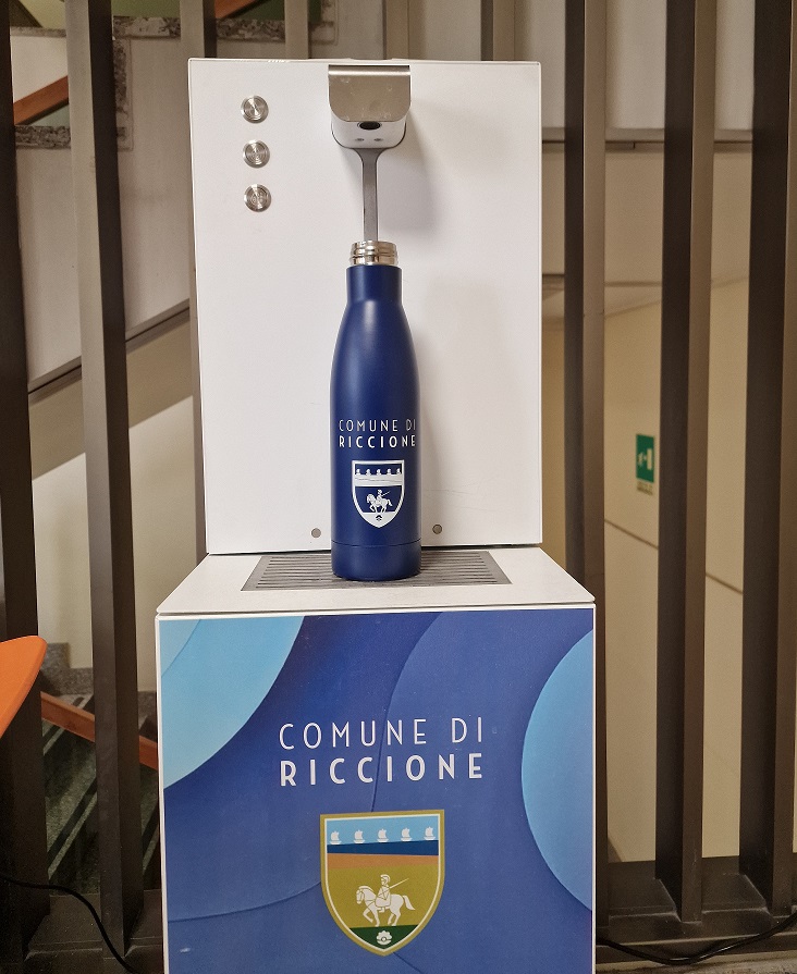 Al momento stai visualizzando Riccione più green e plastic free: installati dieci nuovi distributori d’acqua in scuole, uffici e impianti sportivi