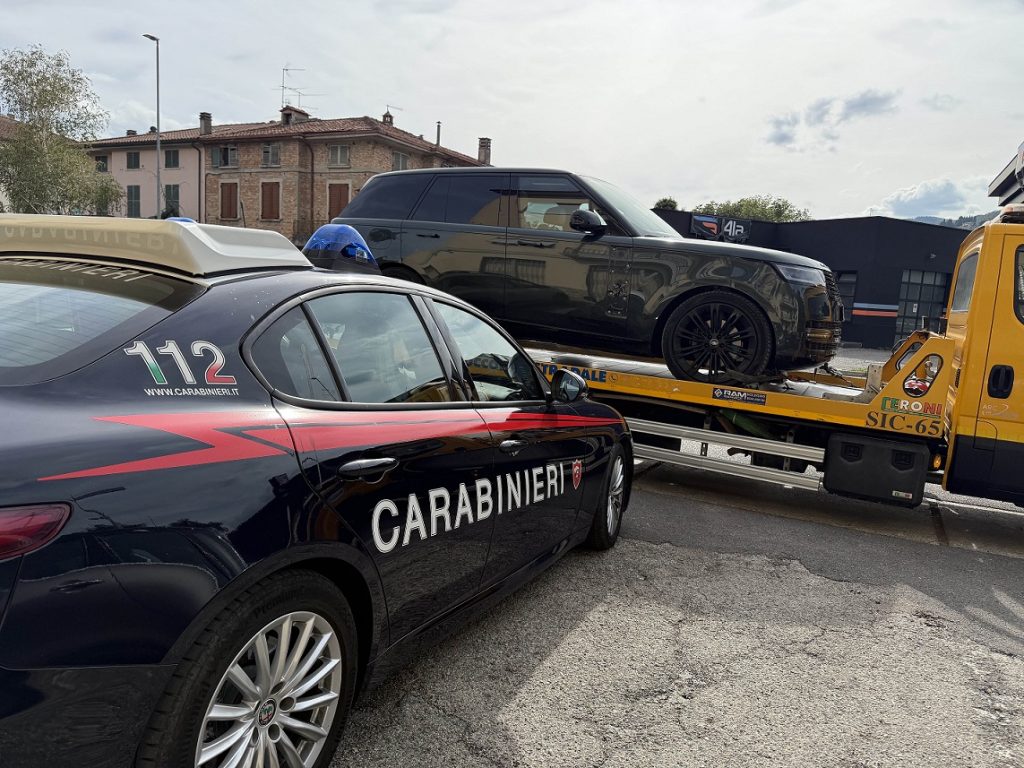 Scopri di più sull'articolo Sfreccia su auto rubata lungo la E45 e provoca un incidente: arrestato un minorenne