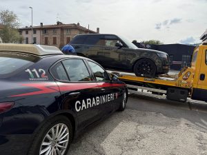 Scopri di più sull'articolo Sfreccia su auto rubata lungo la E45 e provoca un incidente: arrestato un minorenne