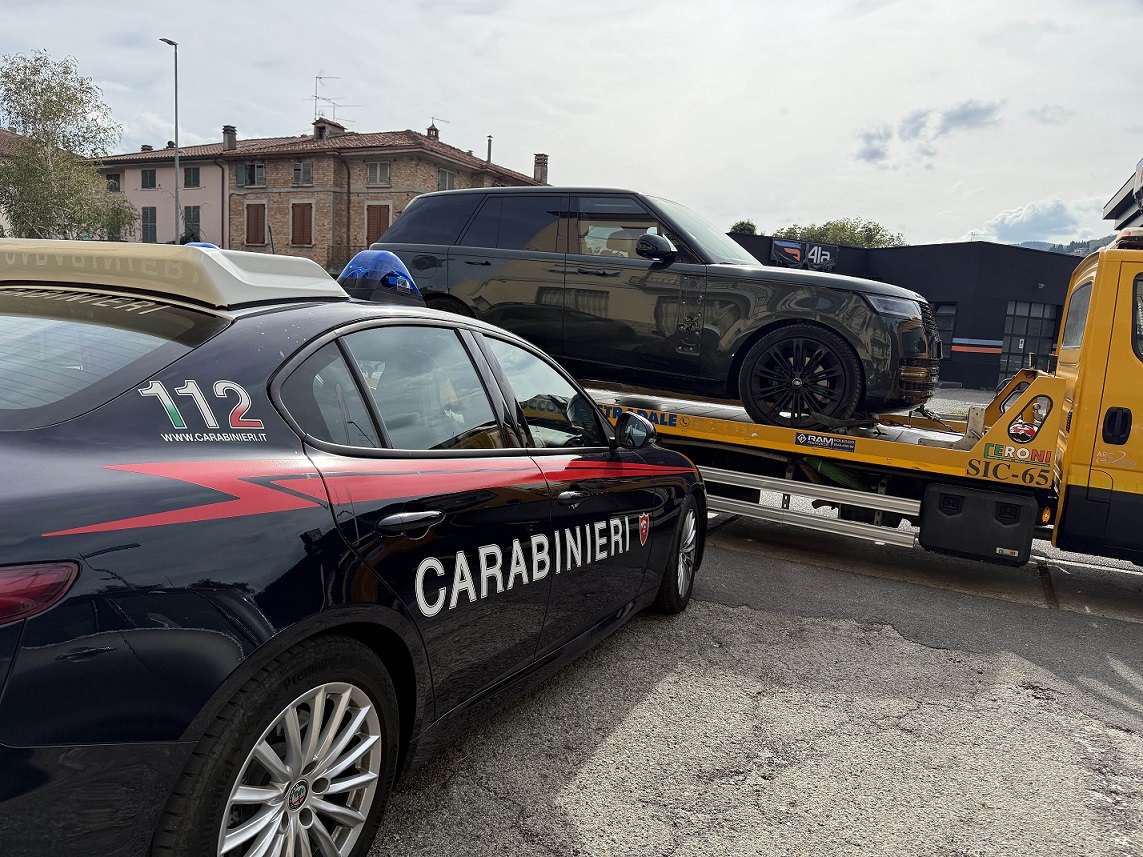 Al momento stai visualizzando Sfreccia su auto rubata lungo la E45 e provoca un incidente: arrestato un minorenne