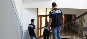 Scopri di più sull'articolo FIRENZE: LA POLIZIA ARRESTA DUE PERSONE PER LA TRUFFA DEL “FINTO CARABINIERE”