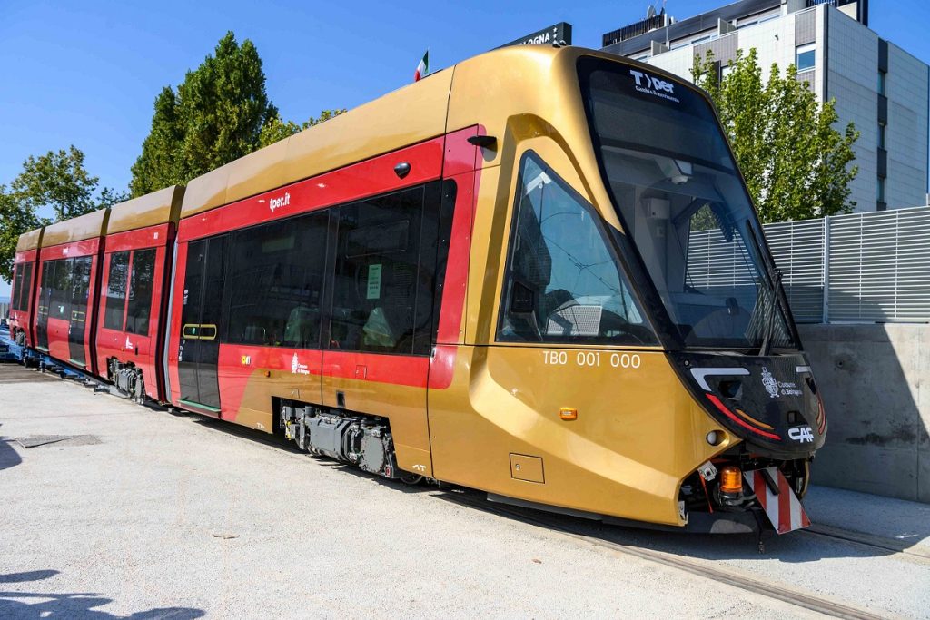Scopri di più sull'articolo Trasporti a Bologna: arrivato dalla Spagna il primo tram CAF, al via i test su strada