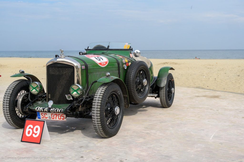Scopri di più sull'articolo A Riccione la sfilata della “Modena 100 Ore”: in mostra i grandi marchi dell’automobilismo storico