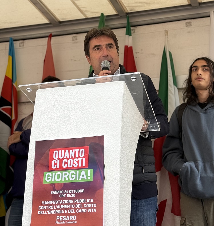 Al momento stai visualizzando Proteste per il caro vita, Biancani in piazza a Pesaro: «Anche gli enti locali risentono degli aumenti, basta con la politica dei bonus»