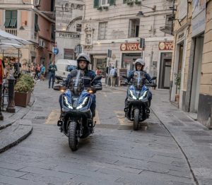 Scopri di più sull'articolo Genova, la Polizia Locale si dota di maxi scooter crossover per potenziare i controlli nel centro storico